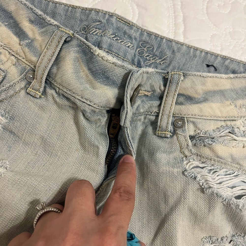 Women American Eagle outfitter white washed distressed jean shorts size 4 ripped - Picture 3 of 6
